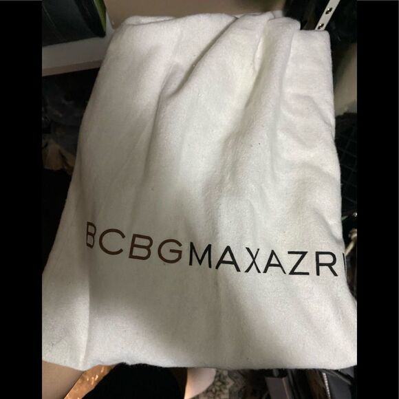 BCBG MAXAZRIA WHITE HOLLOW OUT ENVELOPE CLUTCH - Picture 8 of 8